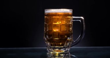 Koyu arkaplanda hafif bira manzarası