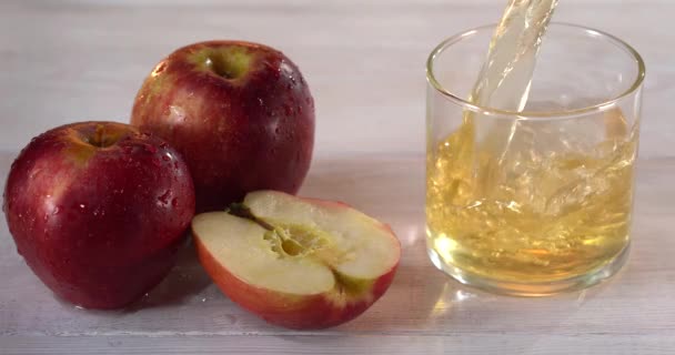 Despejar suco de maçã fresca em vidro na mesa branca — Vídeo de Stock