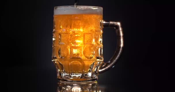 Barman gieten bier in glas met bubbels close-up — Stockvideo