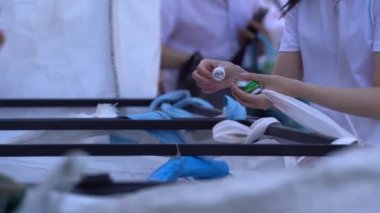 New York City, ABD - 15 Temmuz 2020: Güneşli bir günde çöpleri toplamak için plastik torbalardan kirli plajı temizleyen gönüllü genç takım. Çevreyi önemseyen çocuklar ve yetişkinler