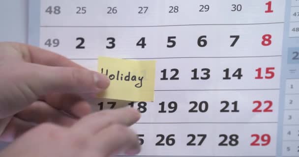 La mano si attacca un promemoria sul calendario dell'incontro. riunione. un evento importante. scheda promemoria. Vero amore. 14 febbraio. Hollyday. Incontro di amici. Importante — Video Stock