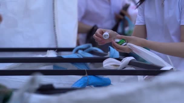New York City, USA - július 15 2020: Önkéntes fiatal csapat takarítás a piszkos strand műanyag hordtasakok gyűjteni szemetet a napsütéses napon a tónál. Gyermekek és felnőttek törődnek a környezettel — Stock videók