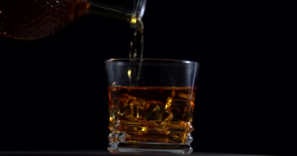 Super Slow Motion Shot van het gieten van Whiskey in glas met 100fps met Camera Beweging. Rotatieglas — Stockvideo