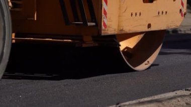 Bir kargo kamyonu yol onarımı için kaldırım zıpzıpına asfalt beton karışımı döker.