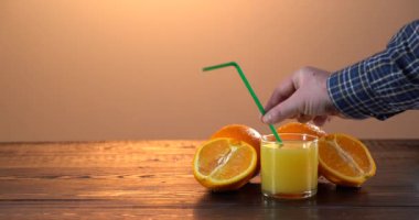 Erkekler pipeti portakal suyunun bardağına koyarlar. Harika atış.