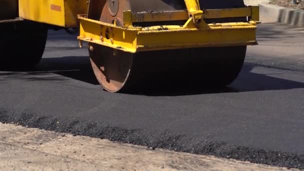 Reparation af veje. Asfalt ægter. Rullen niveauer den nyligt lagt asfalt. Industri – Stock-video