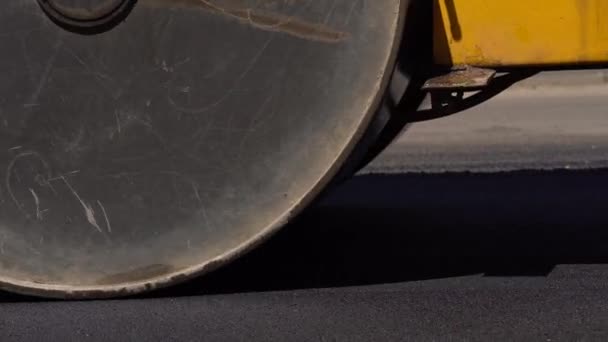 Грузовой самосвал наливает асфальтобетонную смесь в асфальтобетонный бункер для ремонта дорог — стоковое видео