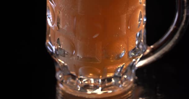 Бармен наливает пиво в стакан с пузырьками закрываются — стоковое видео