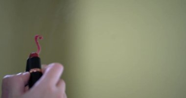Güzel kadın eli aşk mesajı yazıyor. Camda kırmızı rujla yazılmış 