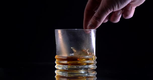 A jeget whiskey-vel a pohárba öntjük. — Stock videók
