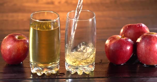 新鮮なアップルジュースは、夏の夜のリンゴのガラスにデカンタから注いでいます — ストック動画