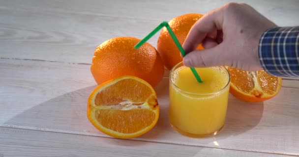 Mettre la paille dans le verre avec du jus d'orange — Video