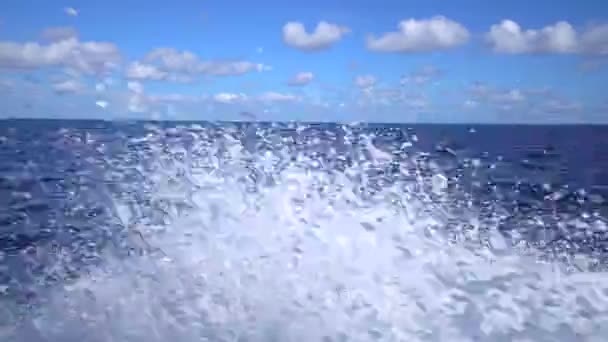 Barco grande Wake no oceano. Mar de feijão entre República Dominicana e Bahamas. Água cristalina. Céu azul com nuvens. Salpicos de água da balsa — Vídeo de Stock