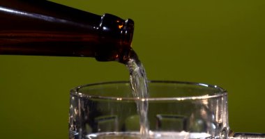 Buz küpleriyle limonata dolduruyorum. Koyu sarı arka plan. 4k