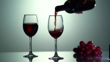 Ahşap arka planda kırmızı şarap koymanın süper yavaş çekimi. Yüksek hızlı sinema kamerasıyla çekilmiş.,