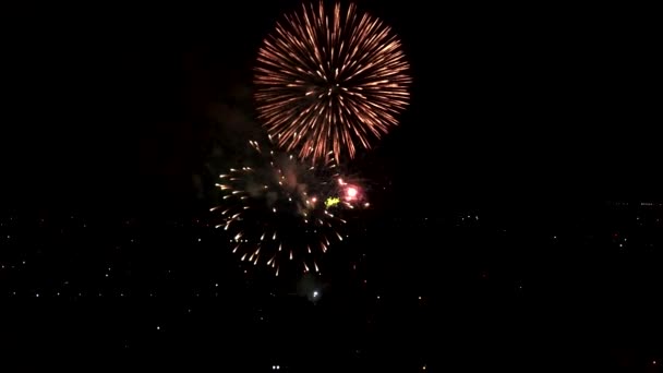 Fogo de artifício verdadeiro. borrão abstrato de verdadeiros fogos de artifício dourados brilhantes com luzes bokeh no céu noturno. Fogos de artifício brilhantes. Fogos de artifício de véspera de Ano Novo. Feriado comemorar. Drone. — Vídeo de Stock