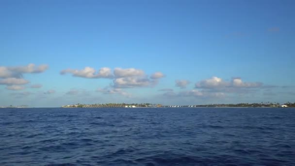 Maldiverna ön. Fartbåten förflyttar sig till Man. Många inlands orter med vatten villa bungalowson på horisontell. Indiska oceanen. Blått vatten. Sommardag. Begreppet semester och semester. — Stockvideo