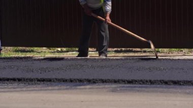 Bitumen asfalt ile çukur onarımı - yolda çalışan bakım görevlileri