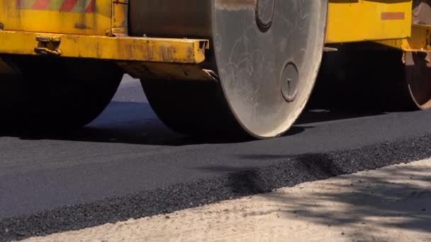 Réparation de la chaussée. Pose d'asphalte. Le rouleau nivelle l'asphalte nouvellement posé. Industriel — Video