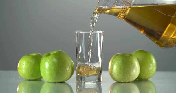 Nalít jablečný džus do sklenice — Stock video