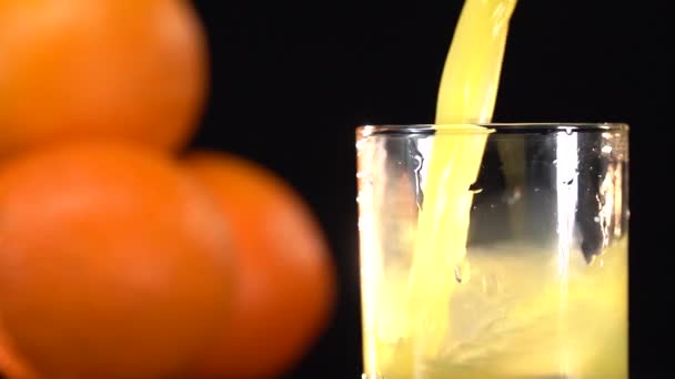 Наливая сок в стакан. Апельсиновый Медленное движение — стоковое видео