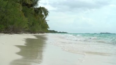 Phuket Tayland plaj denizi. Yaz güneşinde kumsal manzarası ve kum manzarası. Plaj alanı arka planı. Okyanus mavi dalgaları kumsalda kırılıyor. Deniz dalgaları ve güzel kumsallar. Avuç içleri
