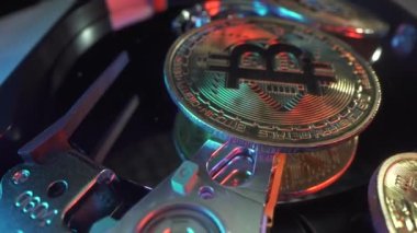 Bitcoin BTC madeni para ve Ethereum ETH sikkeleri Hadr Drive Disk 'i Makro atışta döndürüyor. Dijital sikke siber uzay ve kripto para birimi. Döviz piyasası ve çevrimiçi ödeme kavramı. Ticaret ve madencilik.