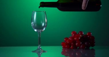 - Şarap. Siyah arka plandaki şişeden kırmızı şarabı bardağa döküyorum. Kamera şişe ve şarap bardağının etrafında hareket ediyor. Yavaş çekim yakın çekim.