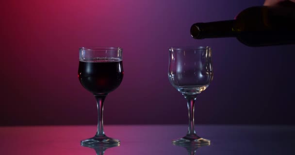 Ρίχνω κόκκινο κρασί. Ευτυχισμένο ζευγάρι έχοντας κόκκινο κρασί σε ωραίο φόντο κατά τη διάρκεια του καλοκαιριού — Αρχείο Βίντεο