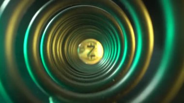 Altın kripto para Zcash, neon ışıklı bir tünelin ortasında. Maden konsepti. Kripto piyasası ticareti. Kamerayı ZEC madeni parasına taşı