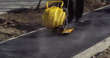 İş yerindeki erkekler. Yol yapımı. Moloz yığını. İşçi ve araç gereç. Yolu onar