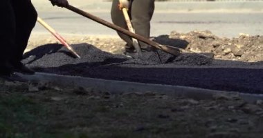 Yol yapımında yeni asfalt yapıyorum. Kaldırım ya da asfalt makinesi ziftlenmiş. Patenler levele ve yeni asfalt sıkıştırıyor. Yol yüzeyi tamiri. Yeni yolun inşaatı