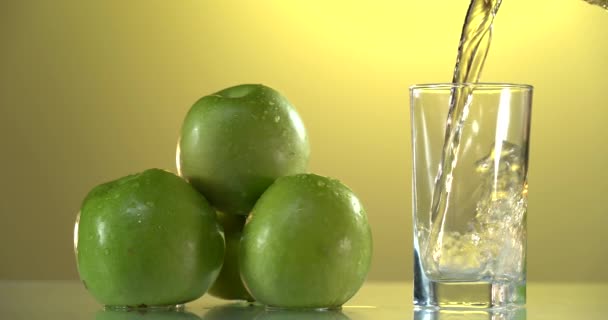 Lezzetli ve sağlıklı elma suyunu cam kavanozdan cama dökmek. Taze elma suyu bardağını kapat. Doğal malzemeden sağlıklı bir kahvaltı hazırlıyorum. Masada ev yapımı meyve suyu var. Organik — Stok video