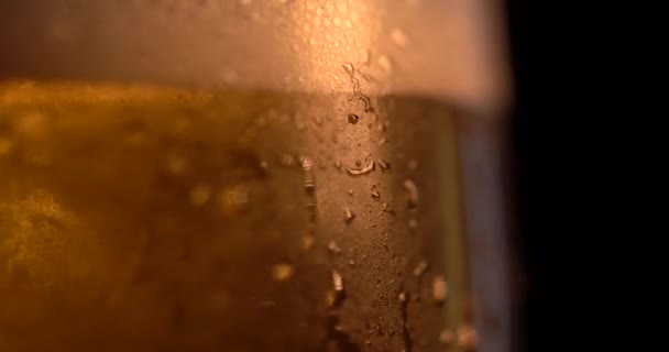 Cerveja Light Cold em um copo com gotas de água. Cerveja artesanal de perto. Rotação 360 graus. Álcool no bar. Fundo escuro. Cerveja artesanal girar. Imagem publicitária — Vídeo de Stock