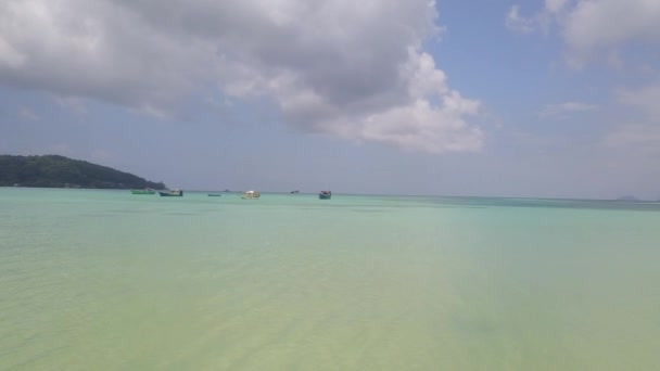 Morze Karaibskie. Wiele łodzi rybackich w pobliżu brzegu w niebieskiej lagunie z czystą wodą. Popularne miejsce na wakacje. W raju. Błękitne niebo z chmurami. Strzał z powietrza z drona. Ameryka Północna. Wyspa na wyspie — Wideo stockowe