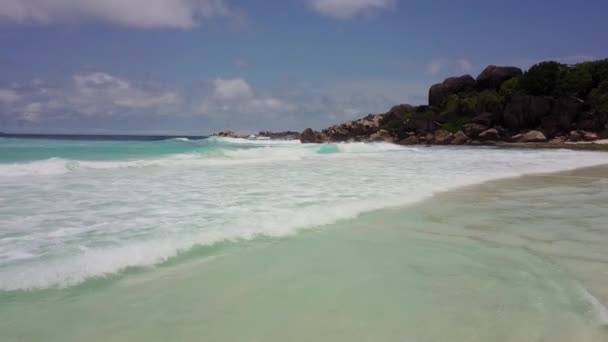 Paradiset. Obebodd ö i Stilla havet. Stora vågor. Bra surfställe. Solig dag. Klarblått vatten. Låg vinkel antenn skott Grom drönare. Stora stenar. Blå himmel med moln — Stockvideo