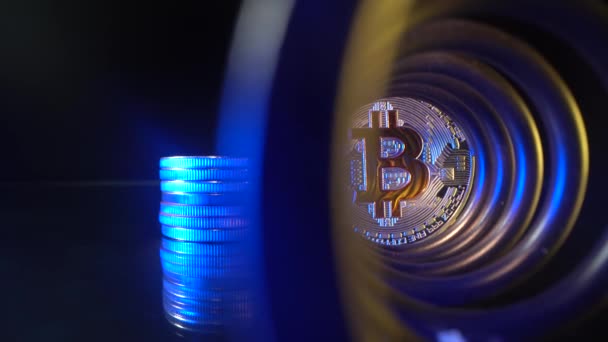 Золотая монета Bitcoin с красивым синим и желтым светом в конце туннеля. Стеклянная поверхность. Технология Blockchain Trading. Горное дело. Новая валюта. Популярная криптомонета — стоковое видео