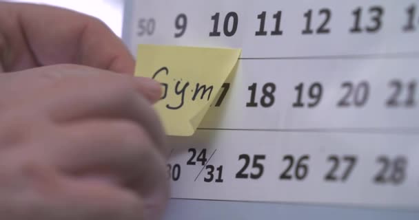 Kalender Mark regelmatige traning in de sportschool. Sport concept — Stockvideo