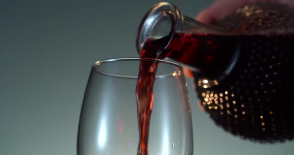 Menuangkan anggur mawar dari botol transparan di latar belakang putih di 4K. Tutup. Minuman keras sebelum makan malam. Advert shot. Wine tasting and wine making concept — Stok Video