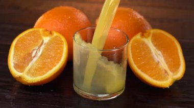 Bardağa portakal suyu dök.