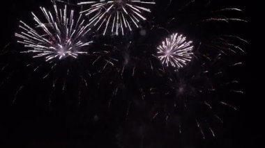 Gece gökyüzünde Bokeh ışıkları olan büyük, altın gibi havai fişekler. Parlak havai fişek gösterisi. Yeni yıl arifesi havai fişek kutlaması. Havai fişek Festivali.