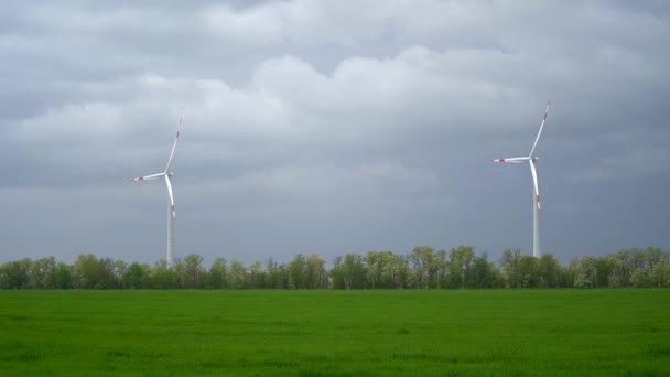 Vindturbingenerator vindkraftverk turbin. Vindkraft produktion av förnybar elenergi. Vindkraft natur rena fält blå himmel alternativ energi — Stockvideo