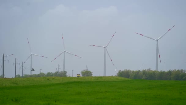 Las turbinas eólicas están en el campo. Nueva energía — Vídeo de stock