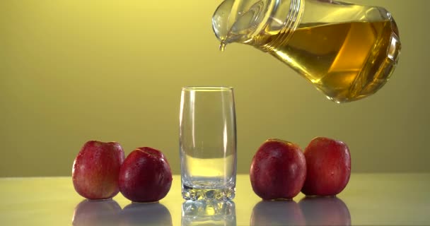 Aliran apel sari cuka jatuh dari botol — Stok Video