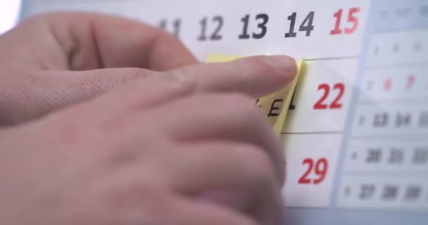 Muž si označí víkendové rande s Sign. Kalendář 2021. June. konec pracovního týdne. — Stock video