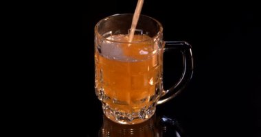 Bira bardağa döküldü. Siyah, surfface 'i yansıtır. Zor bir haftadan sonra cuma akşamları bar hayatı