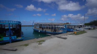 Maldivler 'deki yat ve tekneler. Cennette bir gezi. Su taşımacılığı