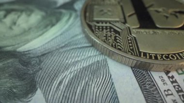 Litecoin 'in en üst görüntüsü. Bu sikke gerçek Litecoin değil, sadece sanal para biriminin bir temsili. Işıklı neon animasyonu. Enerji parıltısıyla parlayan bir sikke. Süper Makro çekimde kripto para birimi
