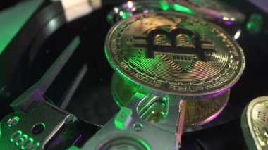 Bitcoin sabit diskte döner, makro. Çok renkli parıltı yansıtılır. Siber güvenlik konsepti, veri gizliliği. Geleceğin engelleme teknolojisi. Şifreli para birimi. BTC ve modern yaşam