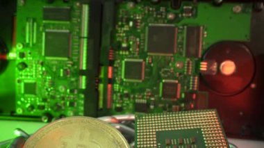 Şifreli para birimi Altın Bitcoin ve işlemci - BTC - Bit Bozuk Para - Blokzinciri ortaya çıktı. Dijital uzayda Sihirli Dijital Işık hologramı. Kripto madenciliği